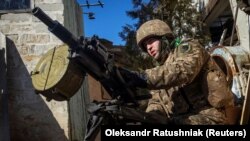 Український військовослужбовець у Бахмуті. 3 березня 2023 року