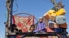 Refugiați afgani expulzați din Pakistan, la punctul de control Chaman, octombrie 2023.