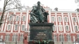 Памятник графу Уварову перед главным зданием СПбГУ в Санкт-Петербурге