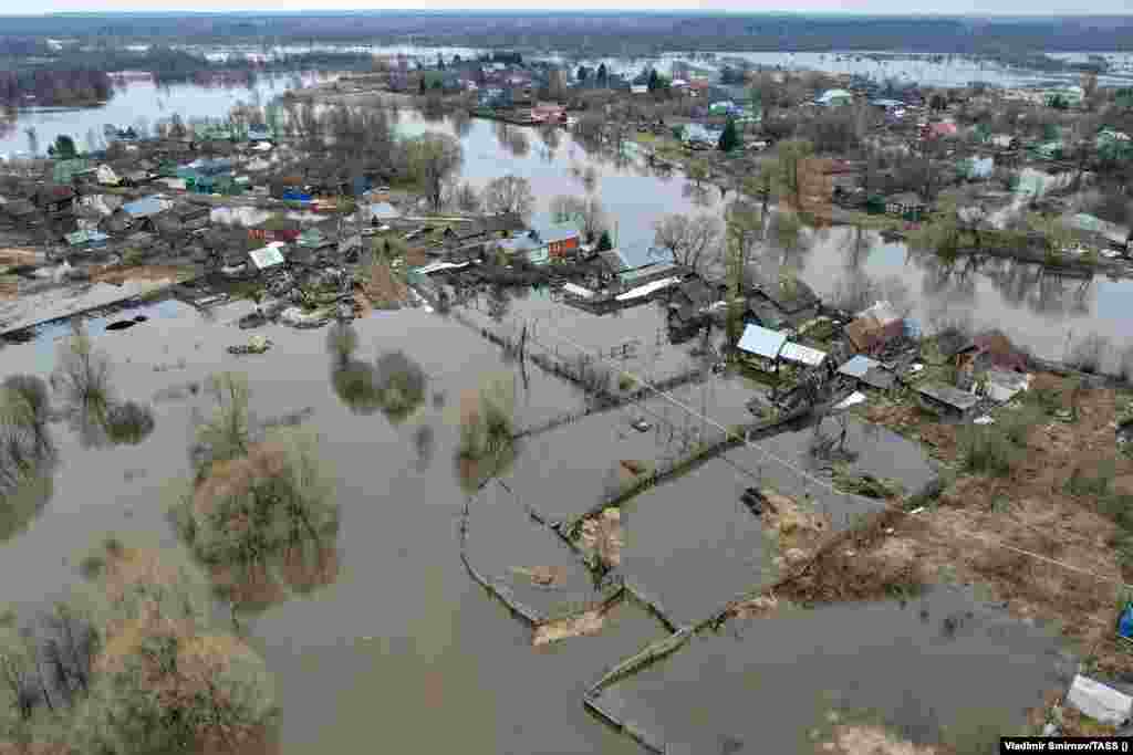 An aerial view reveals the inundation of the village of Kholuy by the swollen Teza River, situated some 280 kilometers northeast of Moscow. 