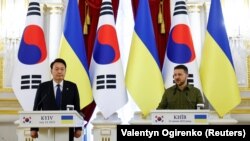 Президенттер Йүн Согөл жана Владимир Зеленский. 15.7.2023.