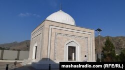 په لنډي کوتل کې د حمزه شینواري مزار ـ د مې ۲۴مې انځور.