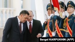 ყირგიზეთის პრეზიდენტმა, სადირ ჟაპაროვმა (მარცხნივ), ორ აპრილს ხელი მოაწერა კანონს "უცხოეთის წარმომადგენლების" შესახებ. დამოუკიდებელი დამკვირვებლების თანახმად, კანონი დიდწილად რუსული ანალოგის შინაარსს იმეორებს.