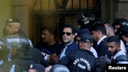 عمران خان اسلام اباد ته د حاضرېدو پر مهال - د مې ۱۲مې انځور.