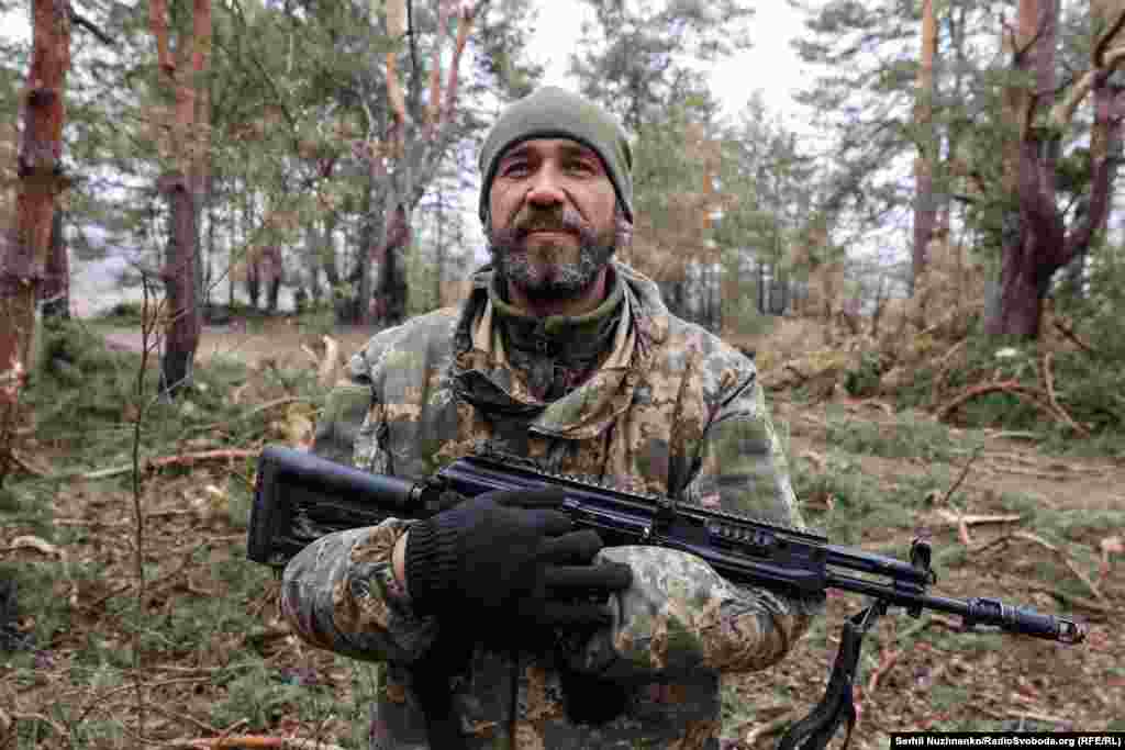 Український військовий 10-ї окремої гірсько-штурмової бригади &laquo;Едельвейс&raquo; тримає трофейний автомат Калашникова АК-12, захоплений під час бою з російськими військами, Київщина, березень 2022 року / Те ж саме місце у березні 2024 року