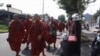 بودايان جاوا ټاپو کې خپل معبد ته لسګونه کيلوميټره پلی سفر کوي