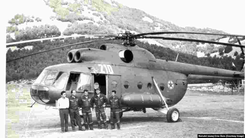 U prenosu materijala i opreme koja je bila potrebna za izgradnju Mauzoleja, koji se nalazi na visini od preko 1.600 metara, učestvovali su i vojni helikopteri. Na fotografiji je posada jednog od njih. 