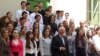 Întâlnirea cordială a președintelui federal al Germaniei, Frank-Walter Steinmeier, cu elevii Liceului „Nikolaus Lenau” din Timișoara a adus un plus de prestigiu școlii care are doi laureați cu premiul Nobel.