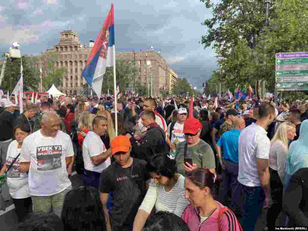 Neki od njih nosili su majice sa natpisom "Uvek uz predsednika", aludirajući na šefa države i prvog čoveka SNS-a Aleksandra Vučića