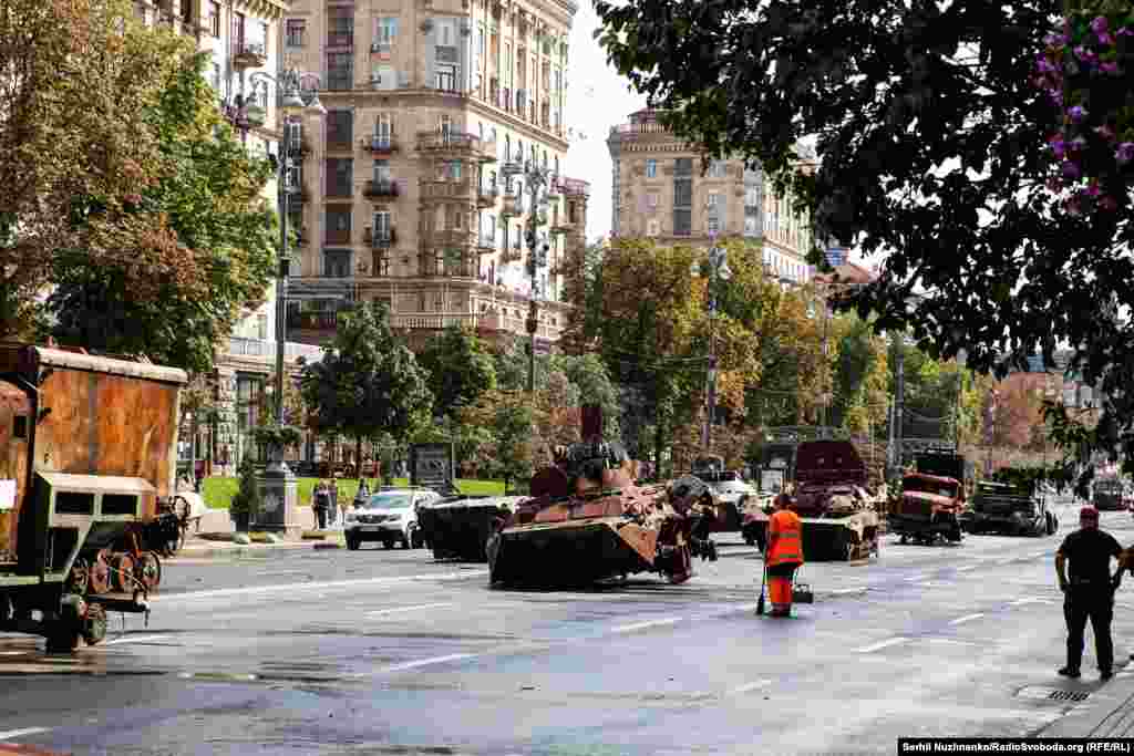 Металевим брухтом стоїть на Хрещатику російська техніка, яку президент країни-агресора Володимир Путін у планах своєї так званої «спеціальної операції» бачив такою, що переможно захоплює столицю України. Тепер ця техніка, розміщена на Хрещатику до Дня Незалежності України, символізує невідворотність перемоги України