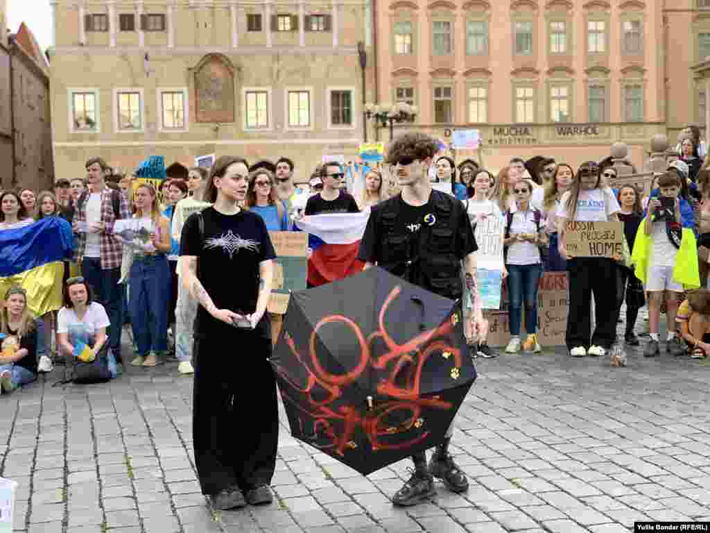 Серед меседжів, які поширювали, були заклики зупинити екоцид, зупинити війну РФ проти України 