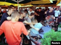 Prvi Prajd u Srbiji obeležen je nasiljem nad učesnicima manifestacije, 30. jun 2001.