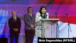 საქართველოს პრეზიდენტი სალომე ზურაბიშვილი სიტყვით გამოდის ათონელის ქუჩაზე ევროპის დღისადმი მიძღვნილ საზეიმო ღონისძიებაზე. 9 მაისი, 2024 წელი
