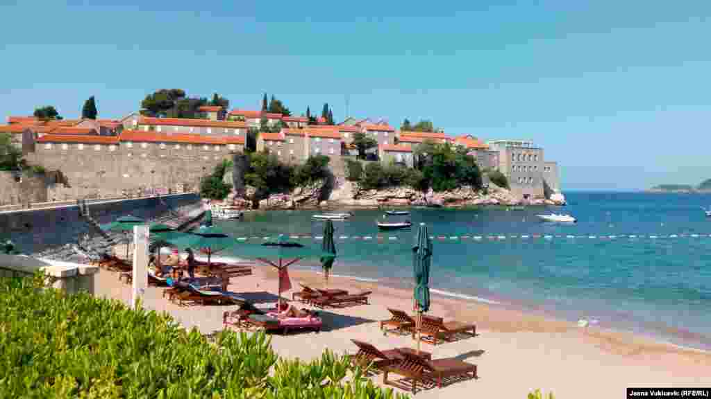 Desna svetostefanska plaža je namijenjena gostima hotela, ali je dostupna i za sve one koji žele da plate 200 eura dnevno za plažni mobilijar - 180 eura za dvije ležaljke i suncobran, te još deset odsto za servisnu uslugu. Plaža sa lijeve strane svetostefanske rive je kategorisana kao javno - porodično kupalište, tako da je na jednoj njenoj polovini ulaz slobodan. 