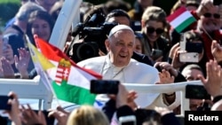 Papa Franjo pozdravlja mnoštvo uoči svete mise na trgu Kossuth Lajos tokom svog apostolskog putovanja u Budimpešti, Mađarska, 30. aprila 2023.