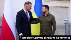Президент України Володимир Зеленський (праворуч) і президент Польщі Анджей Дуда під час вшанування жертв Волинської трагедії. Луцьк, 9 липня 2023 року