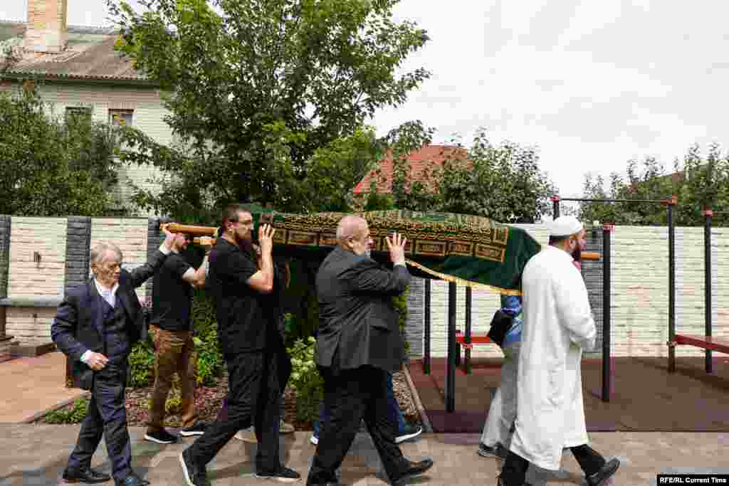 В убийстве Садыкова подозреваются двое казахстанцев — Мейрам Каратаев и Алтай Жаканбаев, который, как заявила Астана, сдался полиции. Власти Казахстана сообщили, что не будут выдавать его Украине. Местонахождение Каратаева, как и мотивы, которые могли подтолкнуть двоих мужчин к совершению преступления, остаются неизвестными