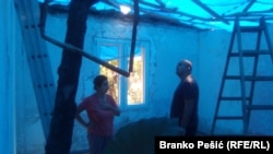 Miljan Rašić sa ženom u kući koju je zahvatio požar tokom oluje.