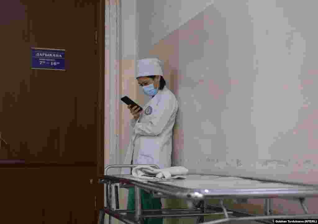 Дарыгерлердин айтымында, химиялык заттарды ичип, күйүп калгандардын көбү түн ортосунда ооруканага келишет. Алар ата-энелерди баланы кароосуз калтырбай, этият болууга чакырууда. 