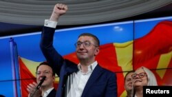 Mickoski slavi sa članovima svoje stranke, nakon parlamentarnih izbora i drugog kruga predsjedničkih izbora u Skoplju, Sjeverna Makedonija, 8. maja 2024. 