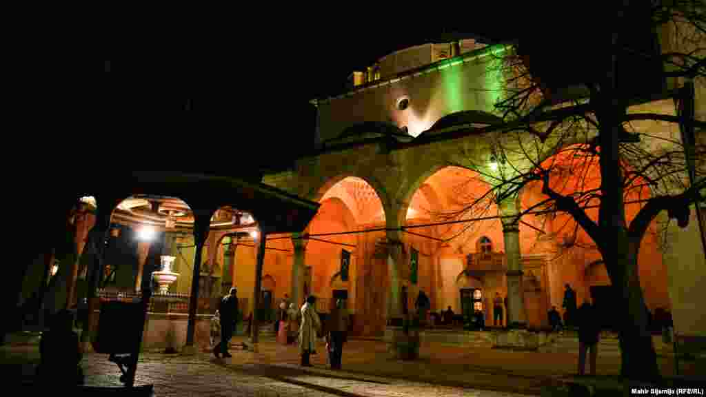 Harem ili dvorište centralne Begove džamije u Sarajevu tokom prve noći ramazana. Ramazan završava praznikom Bajramom, 21. aprila.&nbsp;