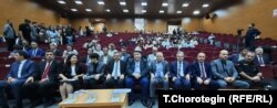“Түркия жана түрк дүйнөсү” аттуу коомдук илимдер боюнча эл аралык симпозиумга катышып жаткан окумуштуулар тобу. 