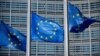 Zastave EU postavljene ispred sjedišta Evropske komisije u Briselu. 1. marta 2023.