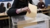 Opozicioni lideri okupljeni oko liste "Srbija protiv nasilja", kao i deo građana s protesta ispred Republičke izborne komisije (RIK) nedelju dana zahtevaju poništavanje izbora na svim nivoima. Razlog je, kako navode, prekrajanje izborne volje građana.