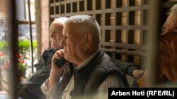 Bislim Ademi razgovara telefonom