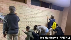 Farbanje pretećeg grafita Dinku Gruhonjiću na ulazu u zgradu gde živi, 22. mart 2024. 