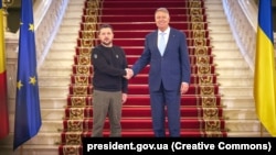 Президент України Володимир Зеленський (л) і його румунський колега Клаус Йоганніс, Бухарест, 10 жовтня 2023 року