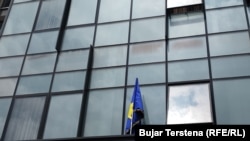 Zastava Kosova na zgradi Opštine Severna Mitrovica, 19. maj