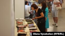 Видавництво «Vivat» показало на Книжковому Арсеналі знищені після ракетного удару книжки по друкарні «Фактор-Друк»