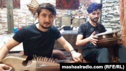 زده کوونکي وایي په رباب د پوهنتون له سبقونو وروسته ستړیا باسي - د مې ۲۸مې انځور.