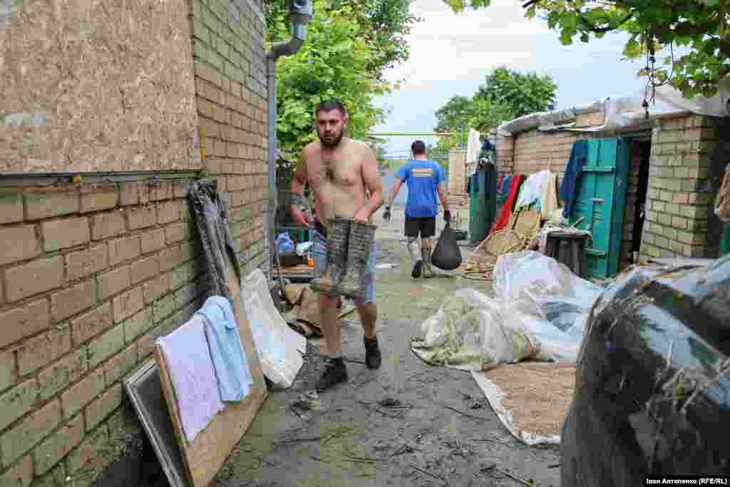 Родина Миколи намагається врятувати своє майно після підтоплення