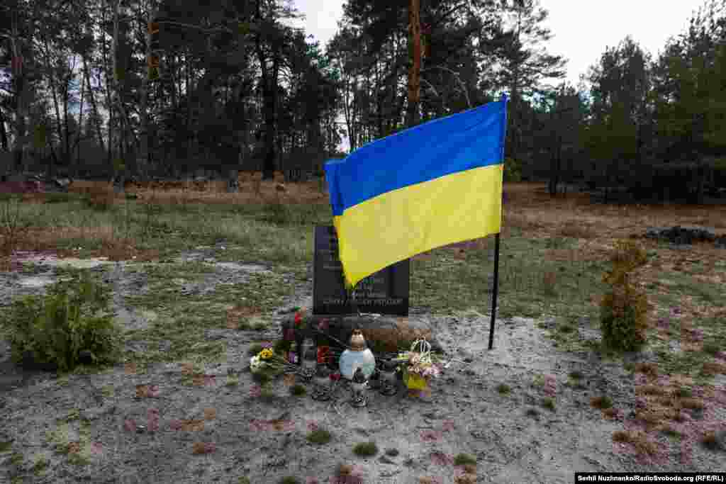 Під час відбиття атаки російських військ на цьому місці загинули українські військові, на фото від березня 2022 року сліди крові бійців / Праворуч фото від березня 2024 року:&nbsp;громада й військові встановили на цьому місці меморіал пам&#39;яті загиблих тут бійців ЗСУ