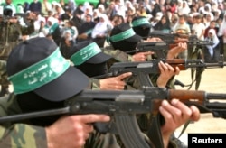 Бойци на Хамас с автомати AK-47 по улиците на Газа. Снимката е от 2004 г.