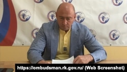 Прокуратура та управління СБУ не називають ім’я підозрюваного, проте з відкритих джерел відомо, що посаду уповноваженого з прав людини в Криму обіймає Олександр Штехбарт