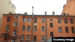 Дом из "сцепки" на Обводном канале