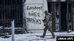 Боєць ЗСУ на вулиці Бахмута. Лютий 2023 року