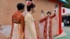 Žene obučene u tradicionalnu kinesku hanfu odjeću u Hong Kongu, juli 2023. 
