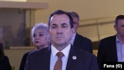 Selmo Cikotić je u jednom mandatu bio državni ministar odbrane, a u drugom ministar sigurnosti. 