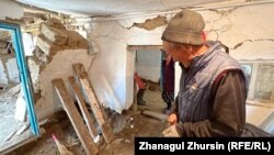 В частном доме, частично обрушившемся из-за паводка. Село Каратал, Уилский район Актюбинской области, 13 апреля 2024 года