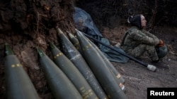 Украински военнослужещ подготвя гаубица за стрелба, 20 април 2024 г.