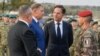 Mark Rutte, viitorul șef al NATO, într-o vizită efectuată în România. Alături de el, președintele Klaus Iohannis, actualul șef al Senatului, Nicolae Ciucă - fost premier, și un reprezentant al forțelor armate franceze. 