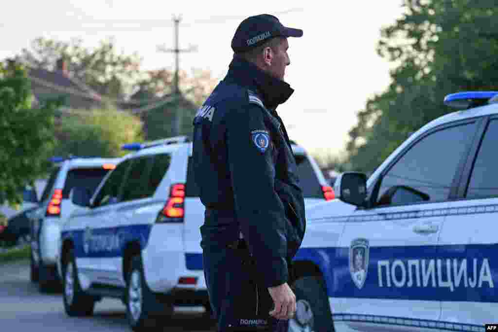 Policijske partole u selu Dubona kod Mladenovca, nekoliko časova pre vesti o hapšenju osumnjičenog za napad.