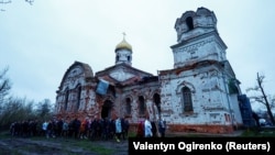 Під час святкування Великодня біля сильно пошкодженого, внаслідок масштабного вторгнення Росії, храму в селі Лукашівка Чернігівської області, 16 квітня 2023 року