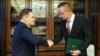 Mađarska je potpisala nove sporazume kako bi osigurala svoj kontinuirani pristup ruskoj energiji. Generalni direktor Rosatoma Aleksej Lihačev (lijevo) i mađarski šef diplomatije Peter Szijjarto nakon potpisivanja dokumenta u Moskvi, 11. aprila 2023. 