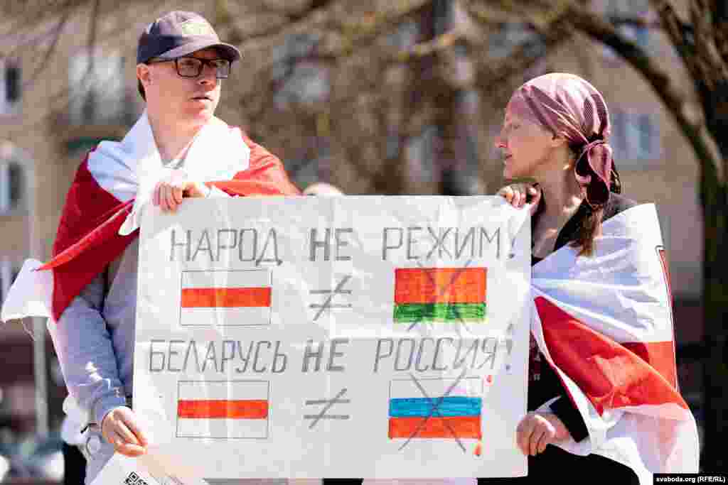 14 красавіка прэзыдэнт Гітанас Наўседа наклаў на закон вэта. Ён прапанаваў парлямэнту «цалкам прымяніць усе сем абмежавальных мер да грамадзян Беларусі і Расеі» і ўніфікаваць абмежаваньні, якія прымяняюцца як да расейцаў, так і да беларусаў.