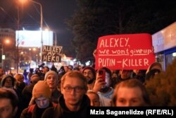 თბილისი. 16 თებერვალი. ოპოზიციონერი ლიდერის, ალექსეი ნავალნის გარდაცვალების შემდეგ, რუსეთის მოქალაქეები თბილისში, რუსეთის ყოფილ საელჩოსთან შეიკრიბნენ.